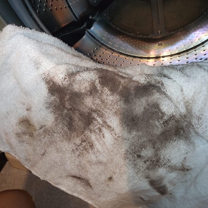 ドラム式洗濯乾燥機のドアパッキンを拭いたタオル
